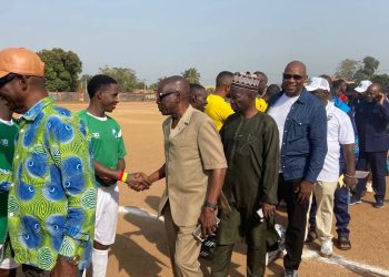 Salutation entre la délégation et les équipes