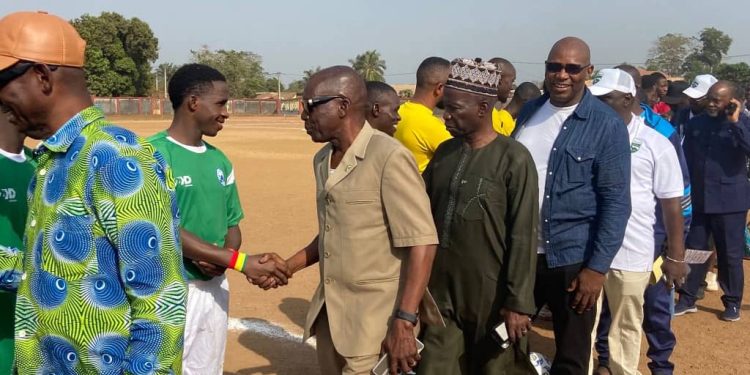 Salutation entre la délégation et les équipes