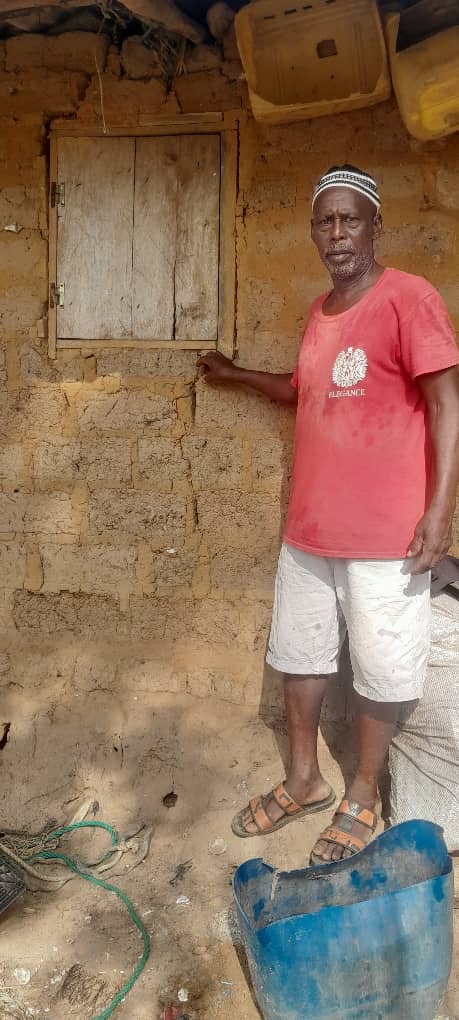 Un habitant montre les impacts du projet 