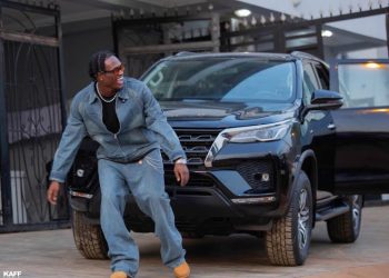 Le Président Doumbouya offre un véhicule neuf à l’artiste Koury Simple