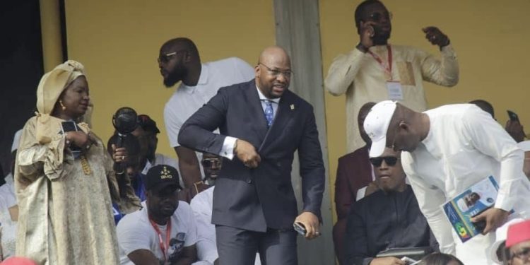 Investiture du Président Mamadi Doumbouya : l’ancien ministre Moussa Cissé aperçu dans les tribunes