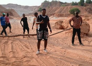 Kindia : Des jeunes en colère de Koliady 2 réclament plus de transparence autour des revenus de leur carrière de sable