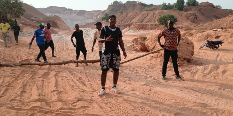 Kindia : Des jeunes en colère de Koliady 2 réclament plus de transparence autour des revenus de leur carrière de sable