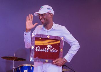 Badra Koné tenant son prix