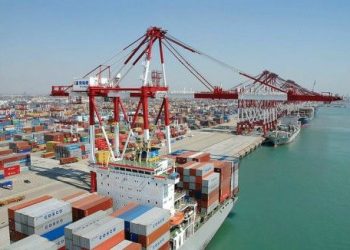 Vue panoramique du Port Autonome de Conakry avec conteneurs et grues de déchargement