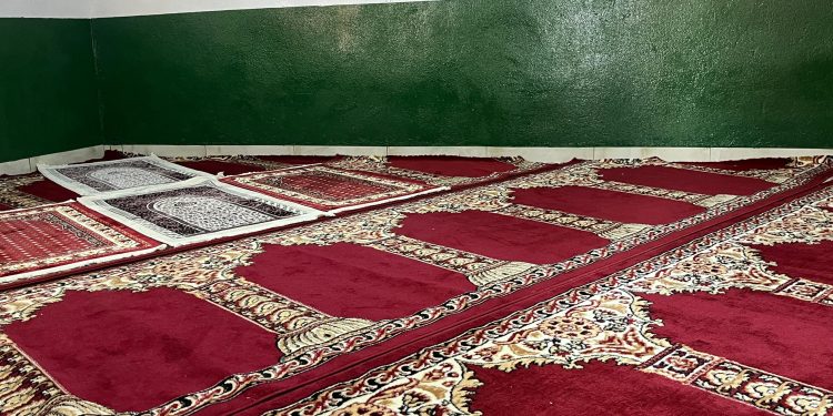 Hamdallaye : le commandant et son adjoint dotent la Brigade Anti-Criminalité (BAC 9) d’une nouvelle mosquée