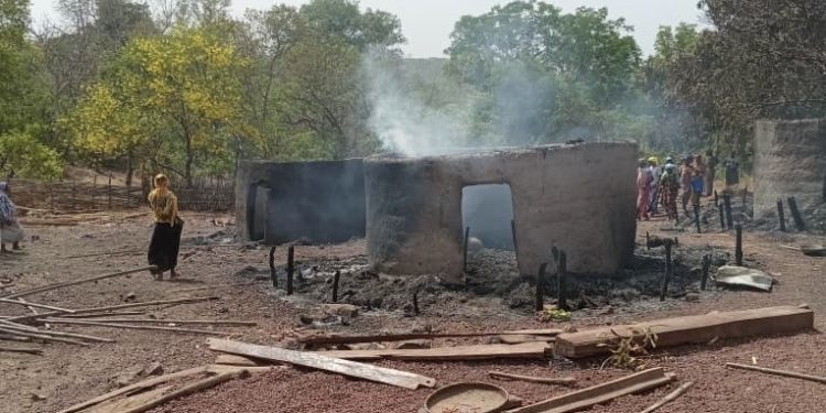 Tougué : Un jeu d&rsquo;enfant tourne au drame et provoque un incendie dévastateur