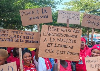 « Trop c’est trop » : À Boké, la jeunesse dit « non » au recyclage des anciens maires