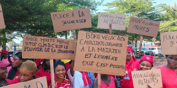 « Trop c’est trop » : À Boké, la jeunesse dit « non » au recyclage des anciens maires