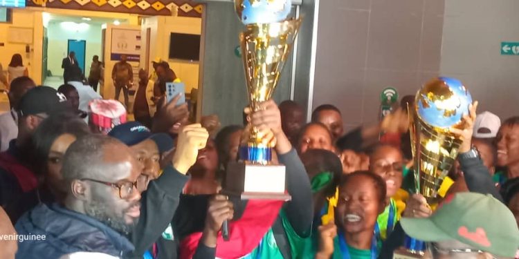 En direct de l’Aéroport AST : Accueil triomphal pour les championnes du monde de l’IHF Trophy !