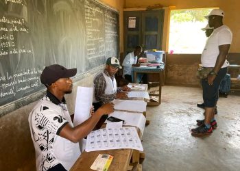 Double scrutin à Télimélé : Quand le manque de matériel et l’incompréhension freinent le vote