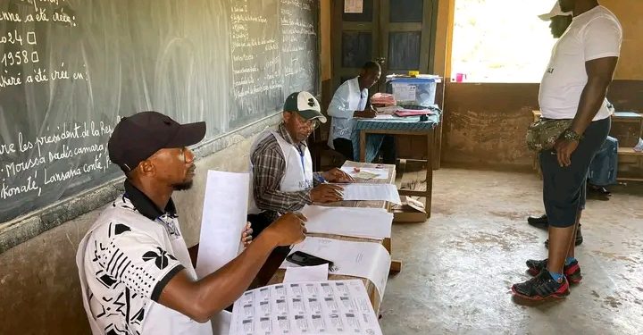 Double scrutin à Télimélé : Quand le manque de matériel et l’incompréhension freinent le vote