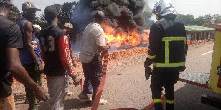 Un camion-citerne transportant du gasoil provoque un incendie mortel sur l’axe Mamou–Timbo