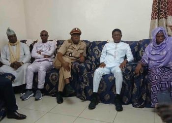 Kindia : Le Ministre Alpha Bacar dans la famille du jeune candidat décédé en détention