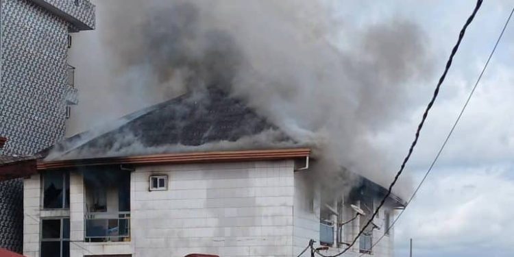 Alerte : Un immeuble d’habitation en feu à Matoto-Habitayah
