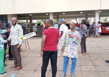 Palais du Peuple, des  travailleurs manifestent