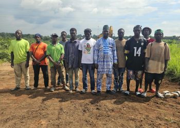Dubréka : à Kankoukouré, le chef de secteur descend sur le terrain pour réhabiliter la route