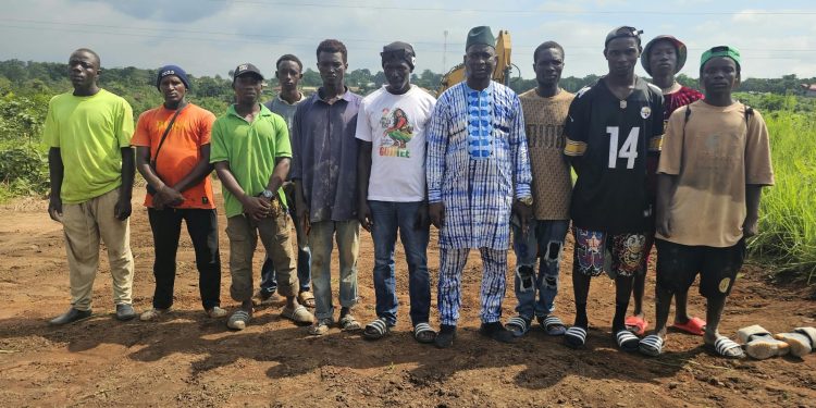 Dubréka : à Kankoukouré, le chef de secteur descend sur le terrain pour réhabiliter la route
