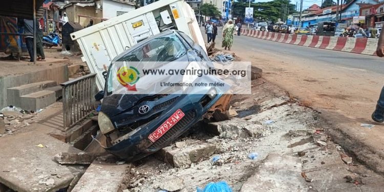 Gbessia : collision entre un camion et un véhicule personnel sur le pont menant à l’aéroport, de lourds dégâts matériels…