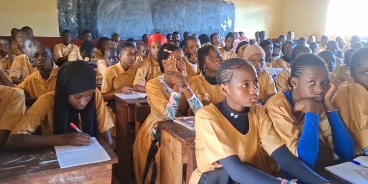 Rentrée scolaire à Labé : entre forte affluence et déficit de tables-bancs
