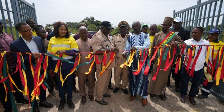 SimFer remet officiellement trois infrastructures communautaires à Beyla et MacentaDes investissements dans l’éducation, l’assainissement et la protection de l’environnement pour améliorer durablement les conditions de vie des communautés et créer des opportunités pour les générations futures.