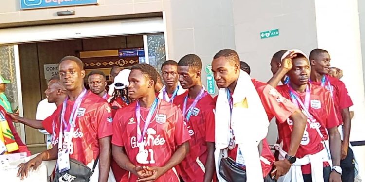 Mondial scolaire U18 : De retour de Chine avec la médaille d’argent, les médaillés guinéens accueillis en héros à ConakryAprès une finale historique disputée face à la Croatie, la délégation guinéenne a regagné la capitale ce vendredi sous les acclamations des supporters et les félicitations des dirigeants. ( Par Ibrahima Sory Camara)