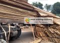 Axe Maferinyah-Coyah : Un camion de planches se renverse à Kakoulimaya et paralyse la circulation