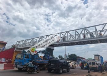 Conakry : la passerelle piétonne de Bonfi rénovée, les usagers expriment leur soulagement