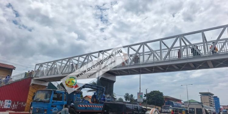 Conakry : la passerelle piétonne de Bonfi rénovée, les usagers expriment leur soulagement