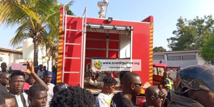 Kindia : une sexagénaire périt dans un incendie d’origine électrique à KènèndéUn violent incendie d’origine électrique s’est déclaré mercredi matin à Kènèndé, coûtant la vie à Hadja Mariam, âgée de 68 ans. L'arrivée tardive des secours, freinée par l'état des routes, suscite l'émoi. Par Naby Moussa Sylla ( correspondant local)